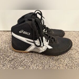Asics black and silver Matflex wrestling shoes size 8.5